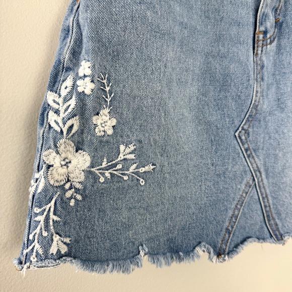 Denim‎ Co Light Wash Denim Mini Skirt White Floral Embroidery Raw Hem Sz 4 - Picture 3 of 14